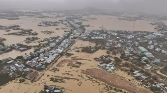 Đi tìm nguyên nhân khiến mưa lũ liên tiếp phá kỷ lục ở Trung bộ