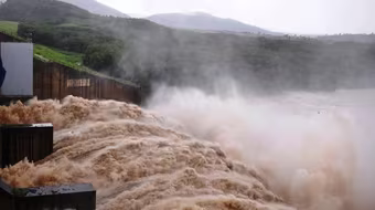 Mưa lũ dồn dập, bất thường bộc lộ điểm yếu của hệ thống hồ đập 