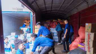 Đường sắt vận chuyển hơn 15.000 kiện hàng cứu trợ vùng lũ miễn phí