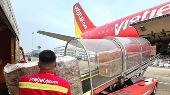 Những chuyến bay Vietjet chở đầy yêu thương 