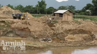 Xem "cát tặc" ngang nhiên "bức tử" dòng Nậm Rốm