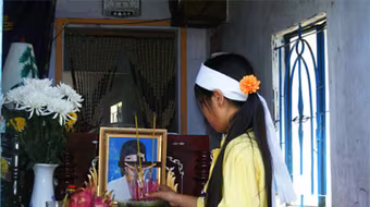 Bị cha dượng hành hạ, nữ sinh tự vẫn trong nhà tắm