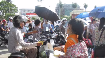 Tờ rơi "tấn công" thí sinh và người nhà ngay trước điểm thi