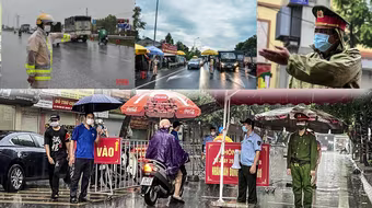 [ẢNH] Công an Hà Nội đội mưa lớn kiểm soát "ngoài chặt, trong chặt" để ngăn dịch bệnh