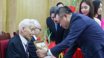 Chủ tịch Hà Nội trao Huy hiệu Đảng, tri ân các đảng viên lão thành quận Ba Đình