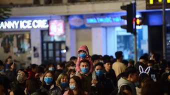 Hà Nội tiếp tục khuyến khích người dân đeo khẩu trang khi đến khu vực đông người