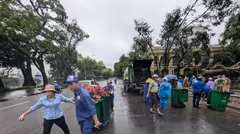 Hà Nội yêu cầu khẩn trương dọn dẹp rác sau bão, trực 24/24 đảm bảo an toàn các khu xử lý rác