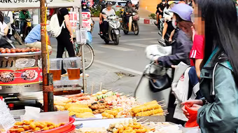 Kiểm tra đột xuất về an toàn thực phẩm xung quanh cổng trường học