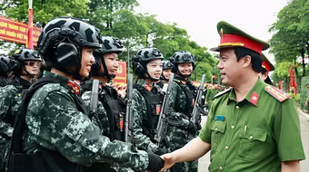 Học viện Cảnh sát nhân dân thăm hỏi, động viên nữ học viên tập luyện diễu binh, diễu hành 