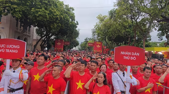 Tự hào khoảnh khắc hàng nghìn người cùng hát Quốc ca bên hồ Hoàn Kiếm