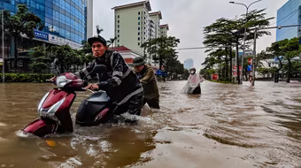 Hà Nội chỉ đạo tiếp tục tập trung tối đa nhân lực, thiết bị ứng phó ngập lụt và nguy cơ sạt lở