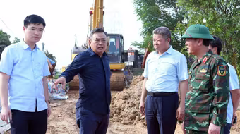 Chủ tịch Hà Nội kiểm tra thực địa hai xã bị ngập nặng, chỉ đạo hỗ trợ người dân nhanh chóng ổn định đời sống