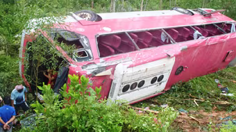 Xe chở 36 du khách Việt lật tại Lào, ít nhất 3 người đã tử nạn