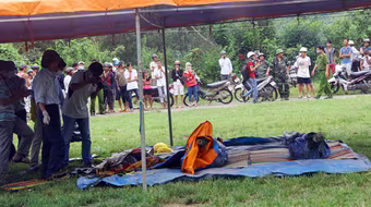 Đưa thi thể 3 phu vàng bị chết ngạt ra khỏi hầm vàng