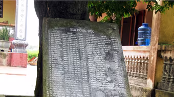 Bia đá bất ngờ đổ đè chết cháu bé