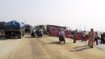 Xe tải bị lật, hàng trăm két bia tràn xuống đường