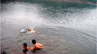 Sảy chân xuống hồ, một học sinh lớp 4 đuối nước thương tâm