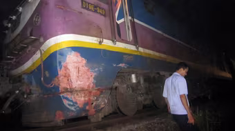 Đứng gọi điện thoại trên đường sắt bị tàu đâm chết thảm