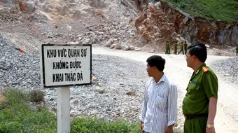 Bắt 2 đối tượng đột nhập khu vực quân sự khai thác đá