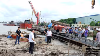 Máy đóng cọc be tông đổ, đè chết một người 