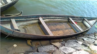 3 mẹ con chìm xuống sông, 2 con còn ôm chặt nhau