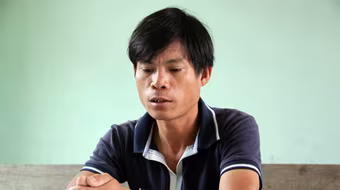 Tranh chấp chỗ bán hàng, phang cân đĩa vào mặt nhau