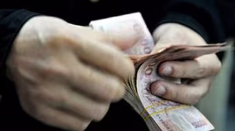 Tự nhận mình có quan hệ thân thiết với các quan chức để lừa đảo