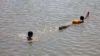 5 học sinh rủ nhau tắm sông, 1 cháu bé bị tử vong