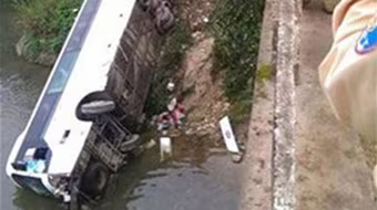 Yên Bái: Xe khách chở 32 người lao xuống suối