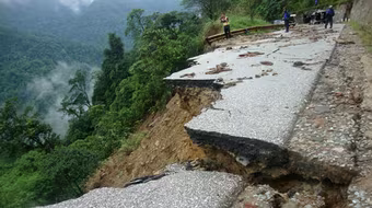 Mưa lũ khiến nhiều đoạn quốc lộ 8A bị sạt lở, biến mất