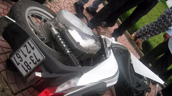 2 nam thanh niên đi xe SH lao vào cột điện, bị thương nặng