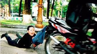 Nhốt bạn gái trong cây ATM để cướp xe máy