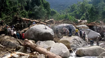 Sạt lở núi, 4 người bị vùi lấp