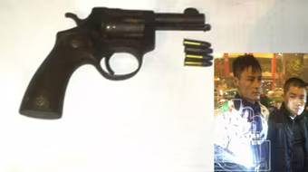 2 nam thanh niên giấu súng trong cốp xe