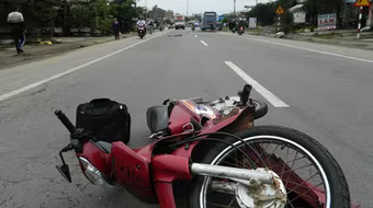 Xe khách tranh thủ chạy Tết cán chết cụ già