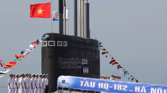 Lễ tiếp nhận và thượng cờ tàu ngầm Hà Nội