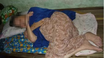 Bà cụ 85 tuổi đang ngủ bị cướp vàng