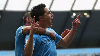 Samir Nasri lập siêu phẩm, tô điểm cho ngày đăng quang của ManCity