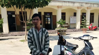 Người dân vây bắt đối tượng trộm xe máy