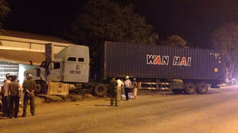 Chuyển hướng đột ngột, 1 thanh niên bị xe đầu kéo tông chết