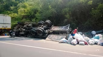 Xe tải lật trên đèo Cù Mông