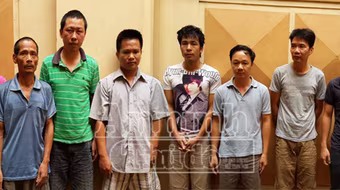 Hà Nội: Bắt quả tang 8 đối tượng đánh bài "3 cây" ăn tiền