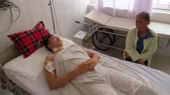 Phát hiện một thanh niên gục trên vũng máu tại bờ đê sông Lạch Tray