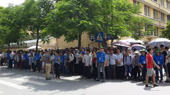 Đội nắng, sinh viên tình nguyện căng mình phục vụ kỳ thi đại học