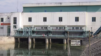 Phát hiện thi thể phụ nữ lõa thể nằm trên băng chuyền xử lý rác thải