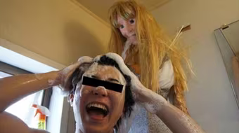 Nổi tiếng vì chế vòi tắm hoa sen thành “bạn gái lý tưởng”