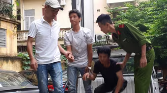 Bắt quả tang hai đối tượng "vặt" trộm gương xe ô tô chuyên nghiệp