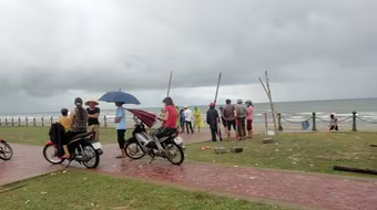 Trên đường đi chợ về một bà cụ bị sét đánh chết