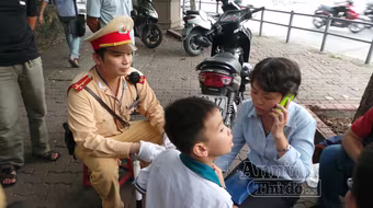  Người mẹ khóc nghẹn khi tìm được con trai 8 tuổi bị lạc