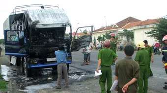 Dừng đỗ bên lề đường, xe ô tô tải tự nhiên bốc cháy